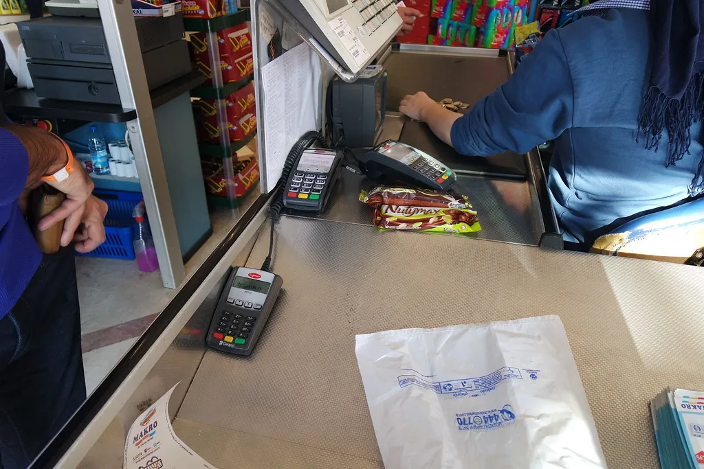 Mostrador de un comercio con terminal de cobro, listo para la facturación electrónica AFIP